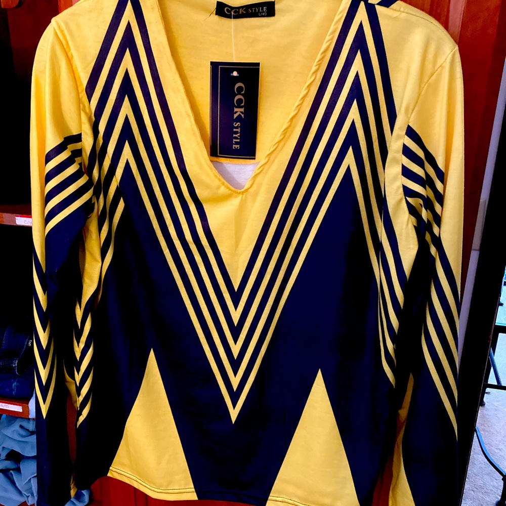 Unusual line pattered pullover blouse